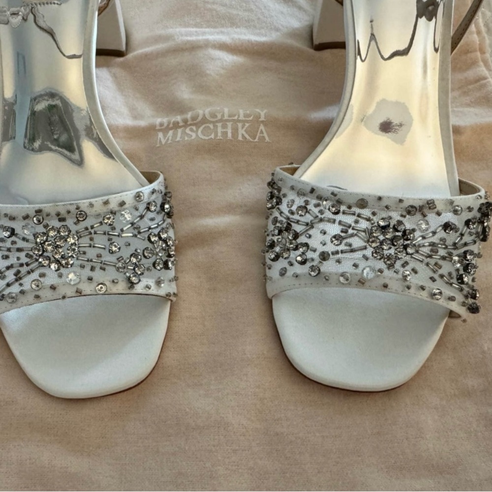 Badgley Mischka Blaine Sandal White Satin
Sz 9